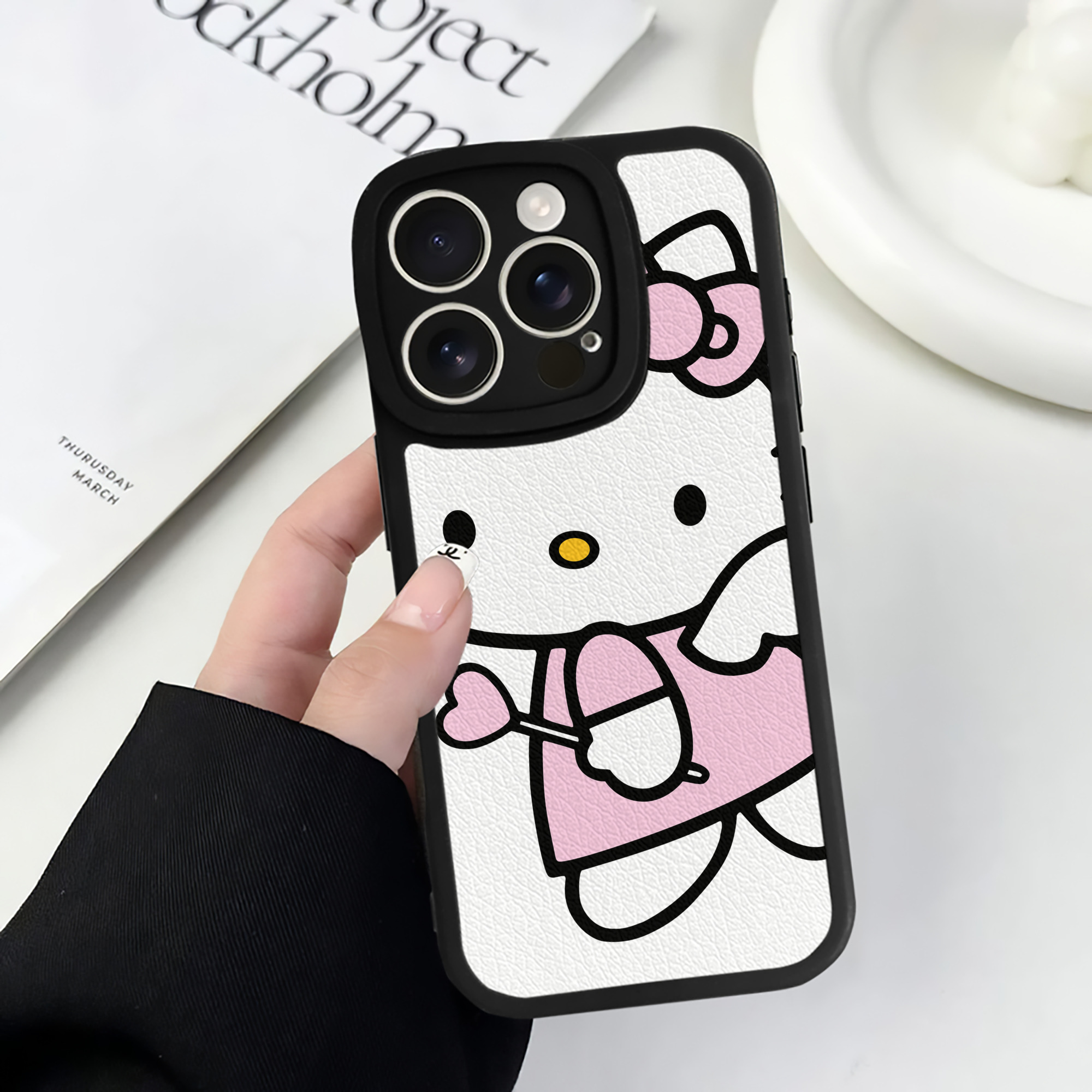 （画像用） Hello Kitty ハローキティ 【iPhone 16シリーズ対応】シリコンスマホケース（レザー調） 材質：シリコン